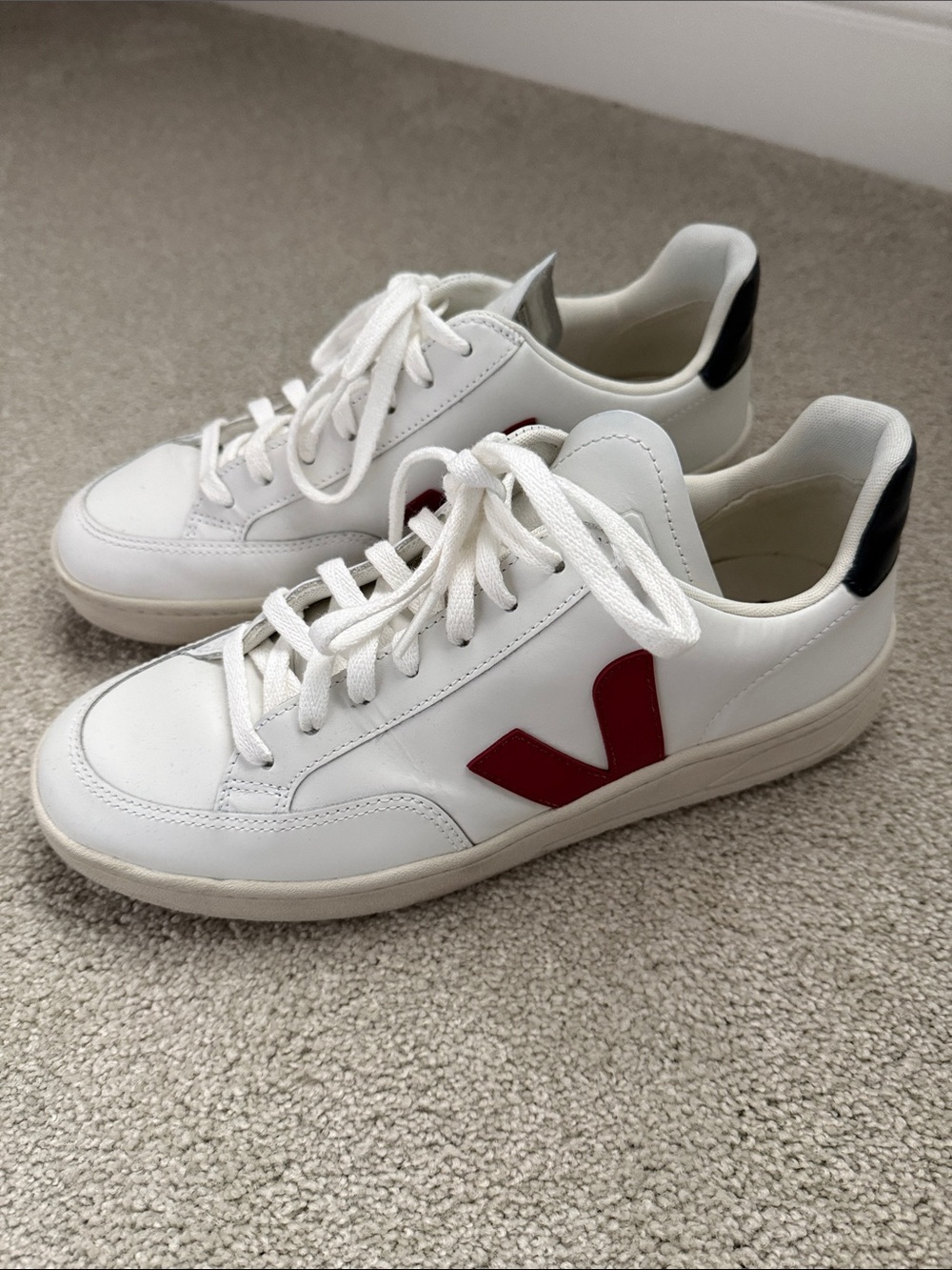 Men’s Size 10 Veja White Low-Top Sneakers with Red V and Black Heel